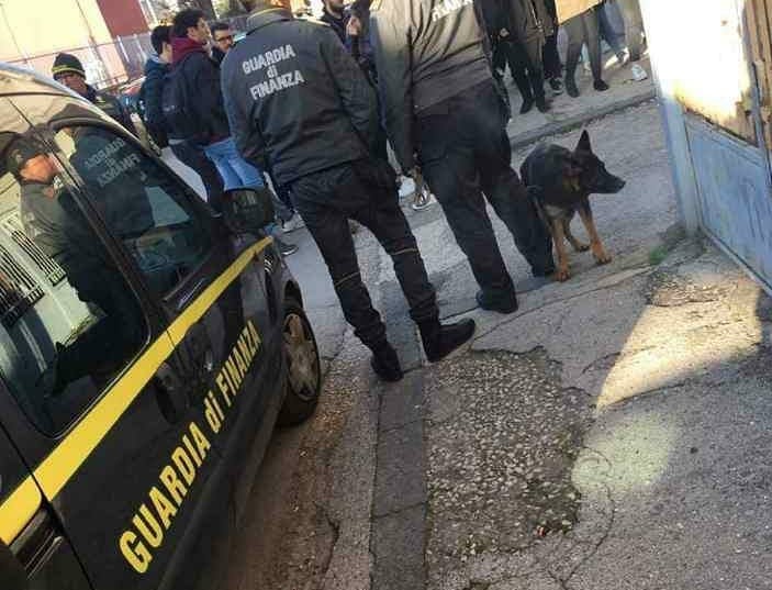 blitz guardia di finanza all'Isis Europa