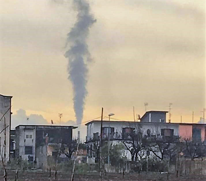 la ciminiera del cementificio perrotta in questi giorni