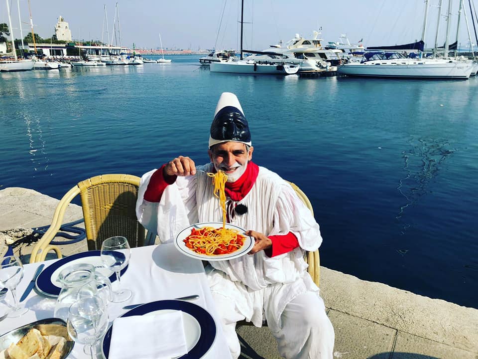 Pulcinella entra nelle scuole di Follonica e Massa Marittima e insegna la legalità. Grande successo di Iannelli