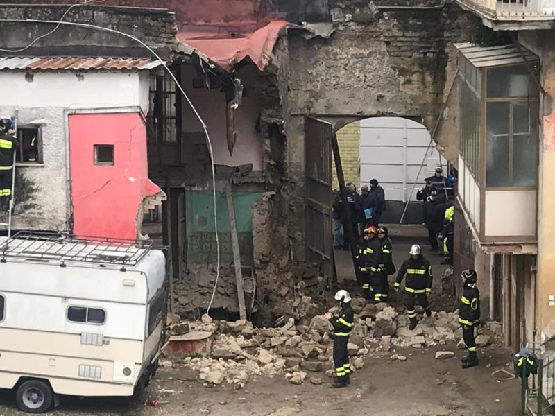 Afragola, crolla palazzo: tragedia sfiorata