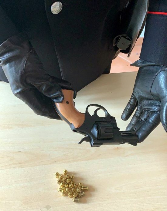 Spara a 4 persone dopo aver rapinato guardia giurata: 2 in pericolo di vita