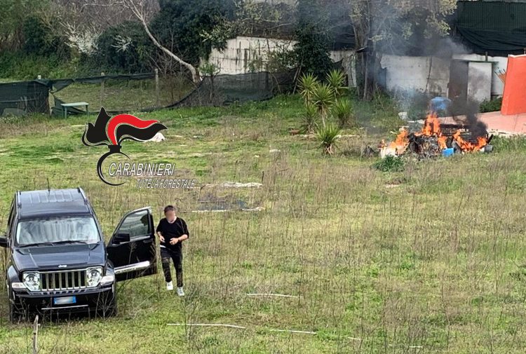 Sant’Anastasia, roghi di rifiuti: 55enne arrestato in flagranza