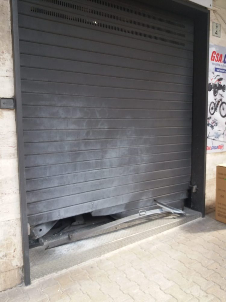 San Giorgio a Cremano, esplode bomba carta davanti ad un negozio. Verdi: “Atto vile e ingiustificabile”