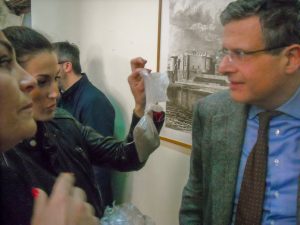 Gli esponenti dei comitati mostrano al presidente dell'Arpac le poleveri raccolte nelle loro case 