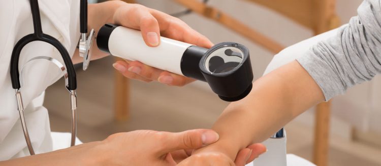 Dermatologia sociale, 7 appuntamenti gratuiti con il team della Federico II