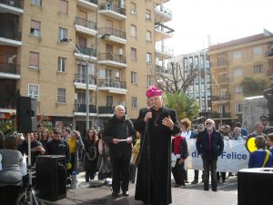 Il vescovo di Nola, Marino, ieri in piazza a Pomigliano