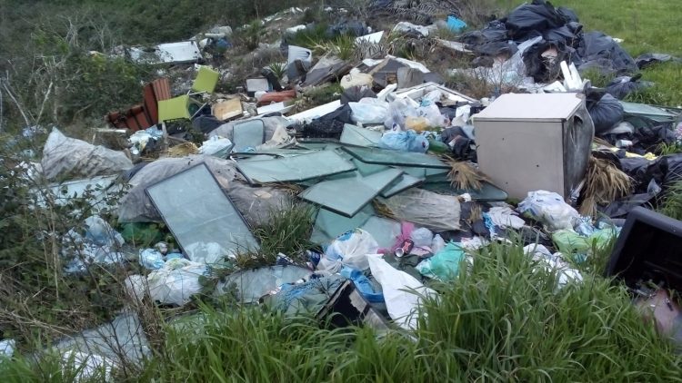Terra dei fuochi, drone scopre sversamento illegale di rifiuti: denunciata la proprietaria del terreno