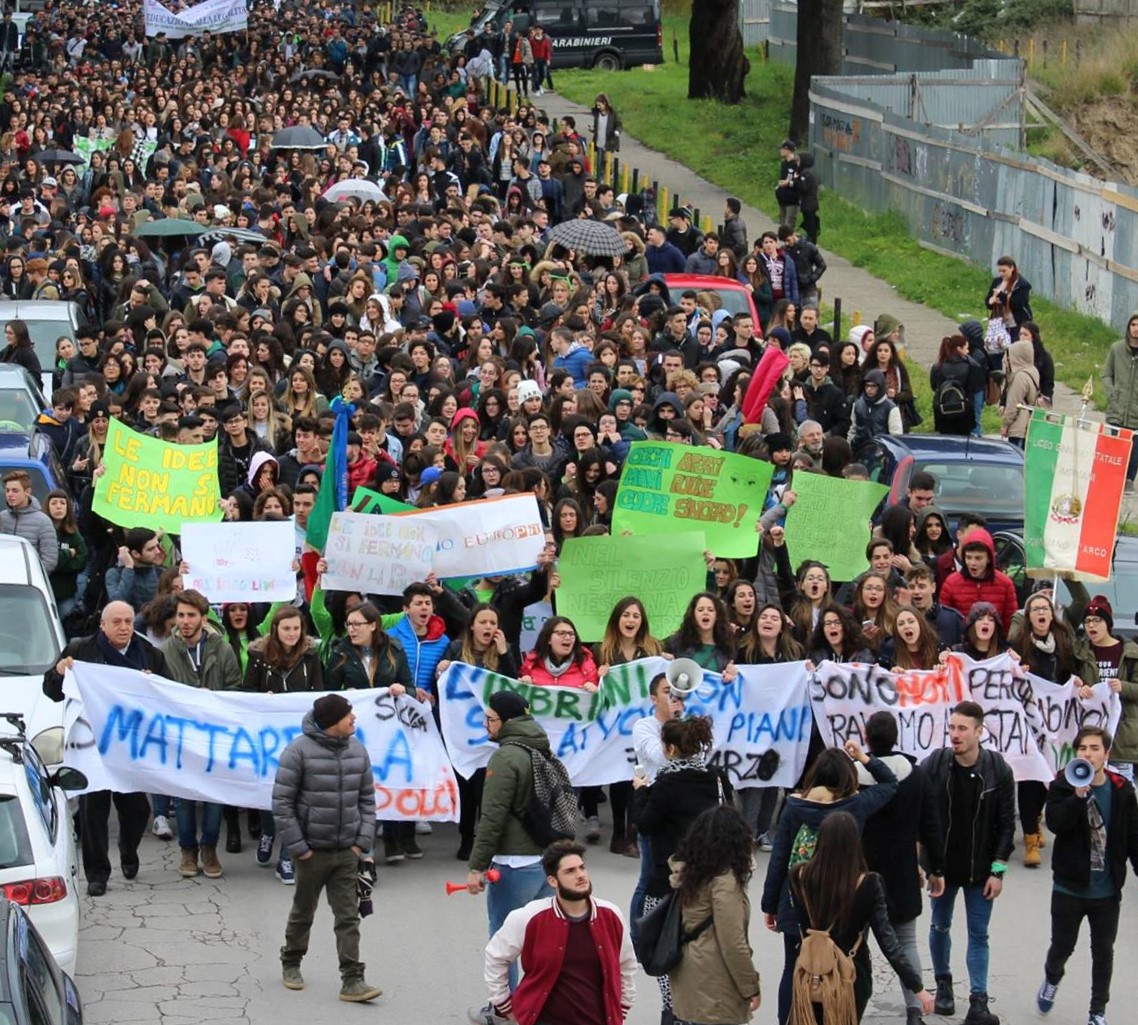Corteo anticamorra a Pomigliano: il ministro Bonafede dà il patrocinio. Ma uno studente scrive: “Prof impedisce partecipazione”