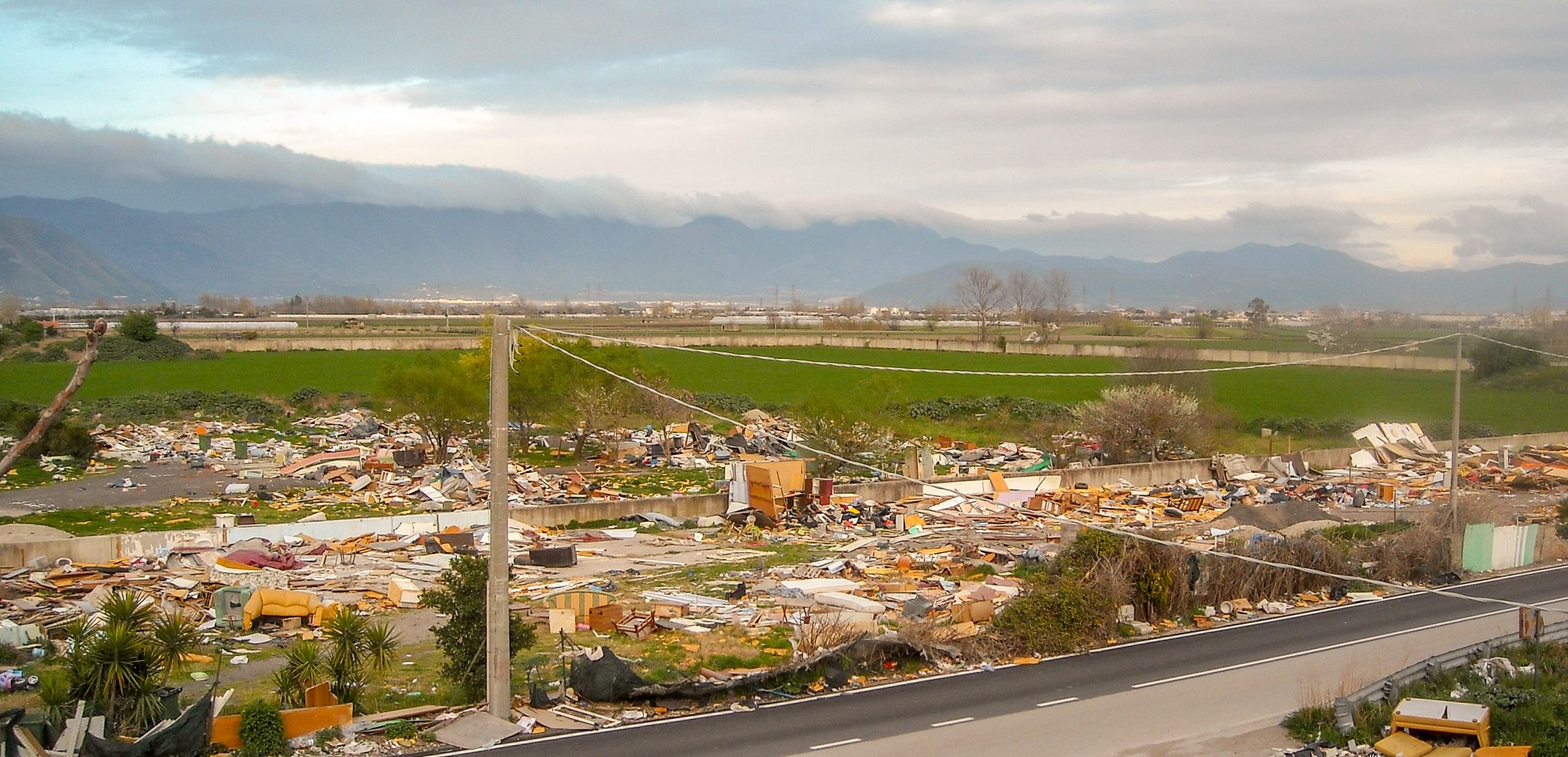 Il grido di aiuto delle mamme coraggio: “Via quel mostro da Acerra”. Denunciata al Comune la super discarica