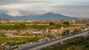 le mostruose immagini della discarica nell'ex campo rom di acerra