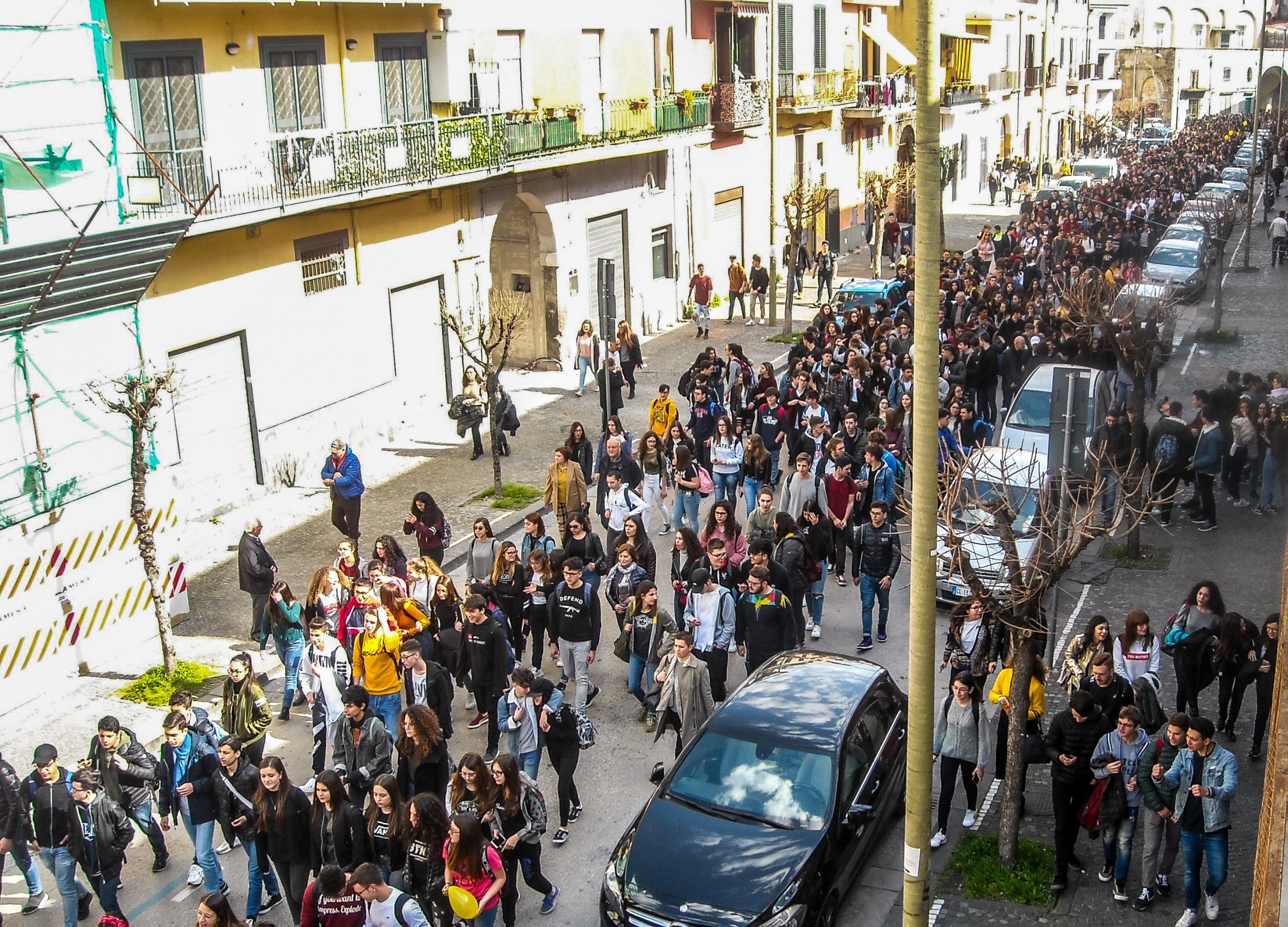 Dopo la “scomunica” del sindaco, in migliaia al corteo anticamorra di Pomigliano . Il Vescovo: “Dare l’esempio”