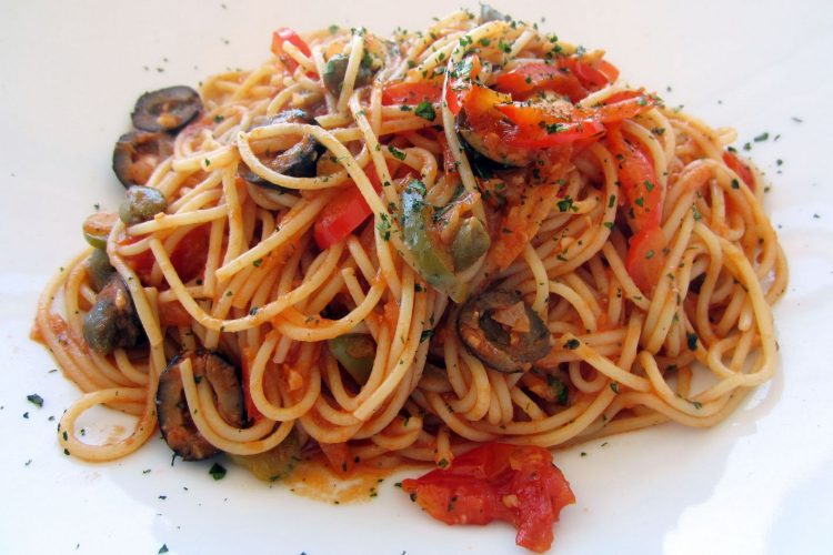 “Gli spaghetti alla puttanesca”: forti e leali come un guappo di Ferdinando Russo. E mo’ che riaprono le case chiuse…