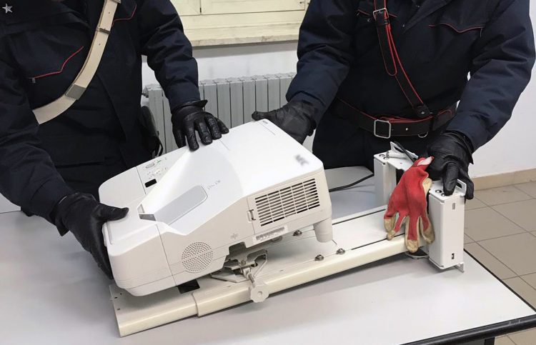 Nel Napoletano duplice furto in una scuola: arrestato 43enne