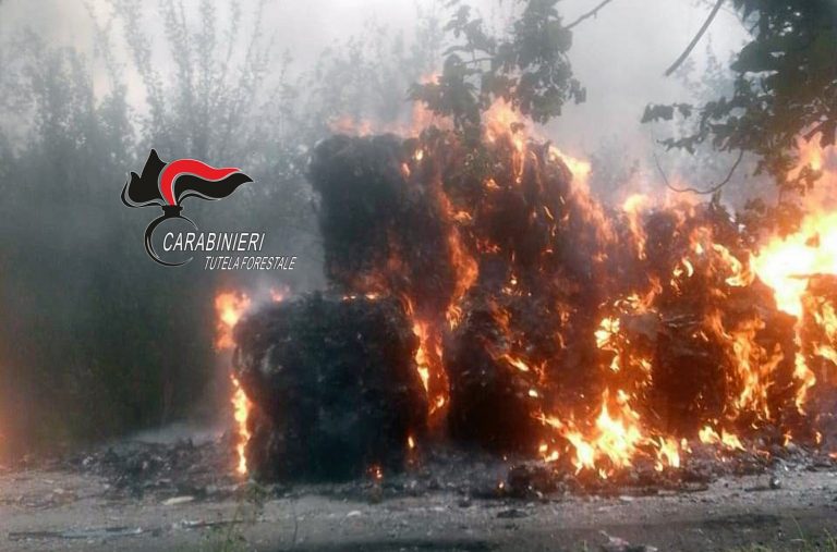 Striano, maxi-incendio di balle di plastica: indaga il NIPAF