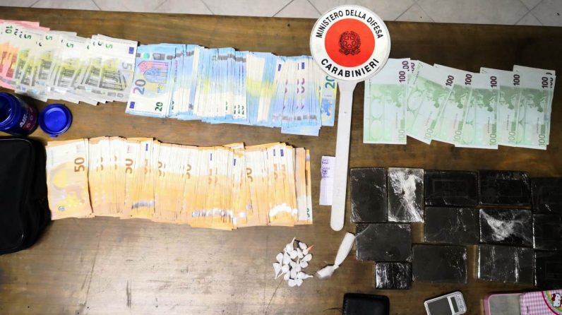 Volla, hashish e cocaina in casa: arrestata una coppia di coniugi