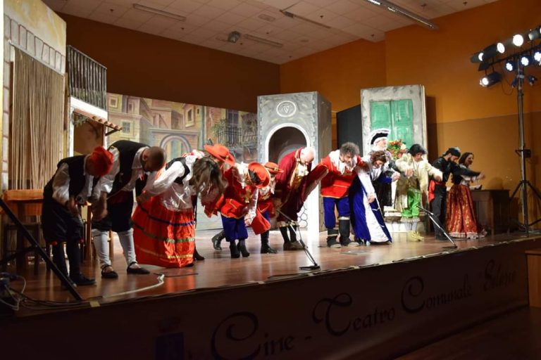 “L’opera dei pazzi”: la compagnia teatrale ‘Pipariello’ in scena al Teatro Umberto di Nola