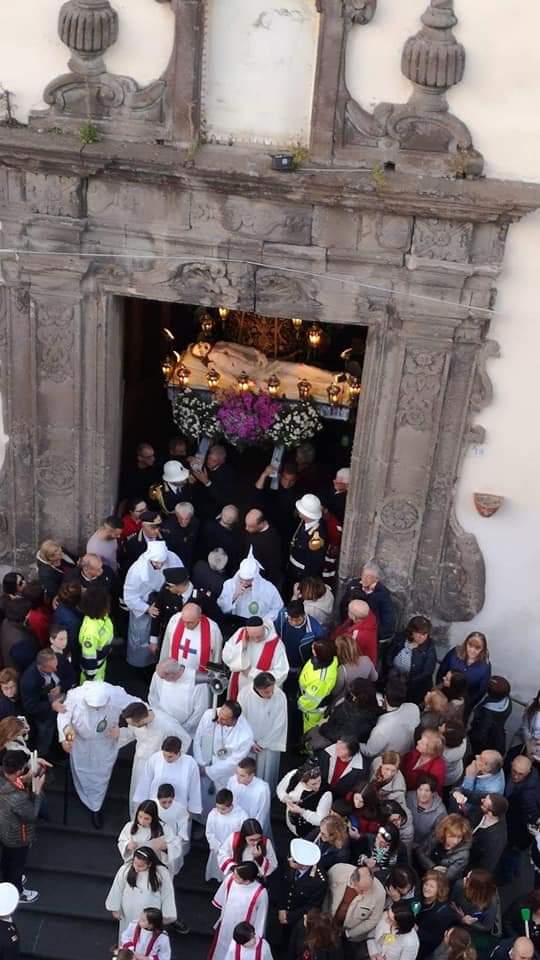 Somma Vesuviana, malore durante la processione del Cristo Morto: salvato dai volontari della croce rossa