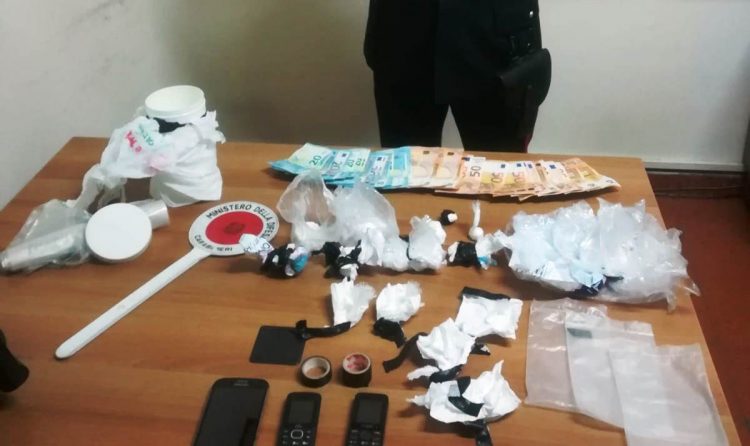 Ottaviano, nascondeva cocaina nei barattoli della cucina: arrestato 48enne