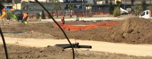 nell'area recintata ci sono le vasche di amianto, sullo sfondo il parco pubblico che il comune dichiara ultimato con l'area giochi per i bambini