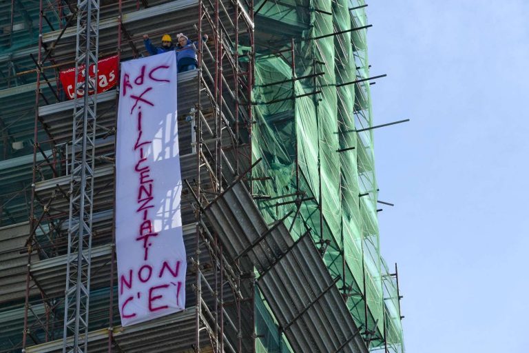 Pomigliano FCA, operai licenziati: quarta notte sul campanile