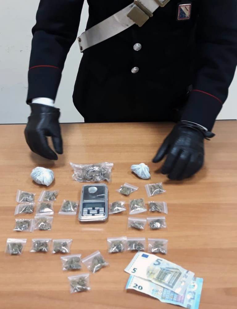 Gragnano, arrestati due giovani sorpresi a “confezionare” pacchetti di marijuana
