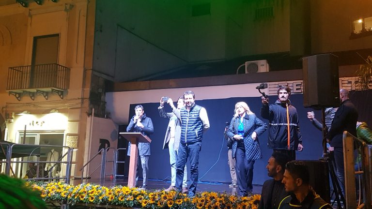 Concetti semplici semplici, nemici da insultare, selfie a raffica: i tre elementi dello show di Salvini