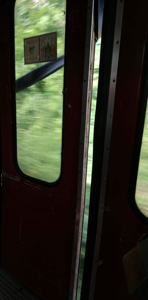 Circumvesuviana: resta incastrata nelle porte, ferita una donna. Verdi: “L’Eav effettui dei controlli su tutti i vagoni”