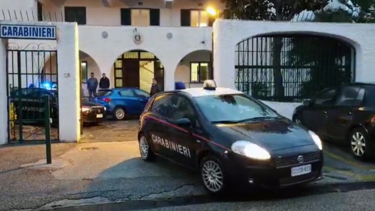 Morsi e pugni al volto, il neonato di 9 giorni ancora in braccio. Carabinieri arrestano 25enne