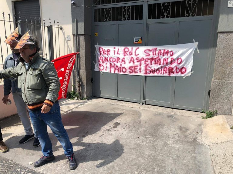 Pomigliano, licenziati FCA attaccano striscione sul muro di casa Di Maio: “Sei un bugiardo: Pinocchio”