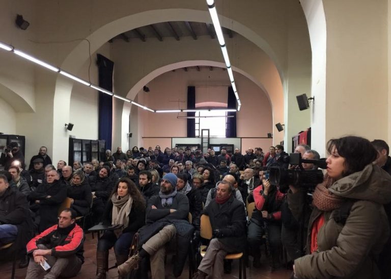 Assemblea Cobas dopo il patto con Di Maio: il Comune non concede la sala. Tensioni: “La faremo lo stesso”