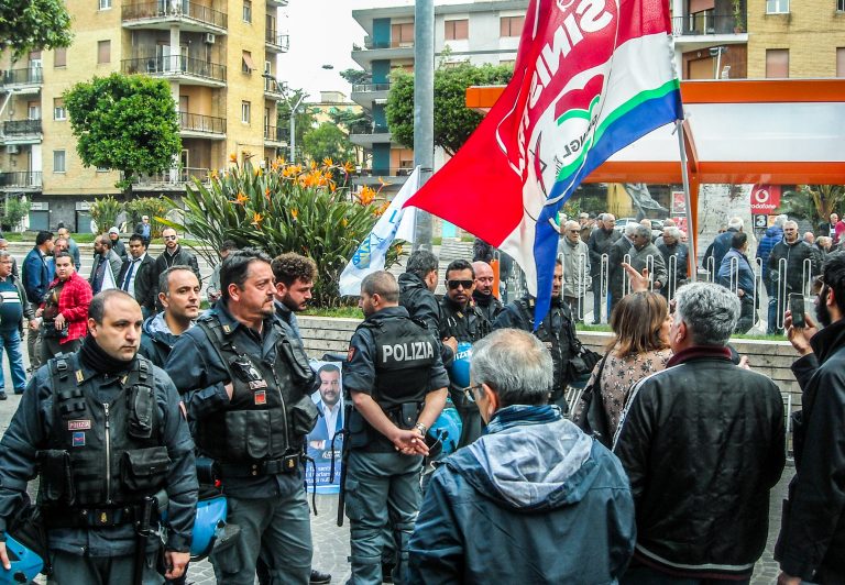 Castrazione chimica: petizione della Lega a Pomigliano. Scontri in piazza. Parapiglia, insulti e cori antifascisti