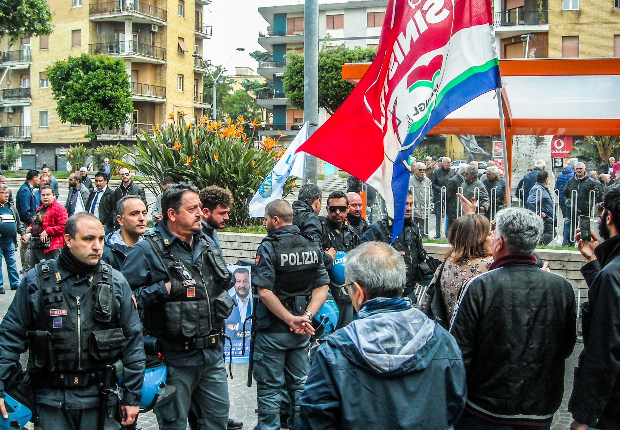 Castrazione chimica: petizione della Lega a Pomigliano. Scontri in piazza. Parapiglia, insulti e cori antifascisti