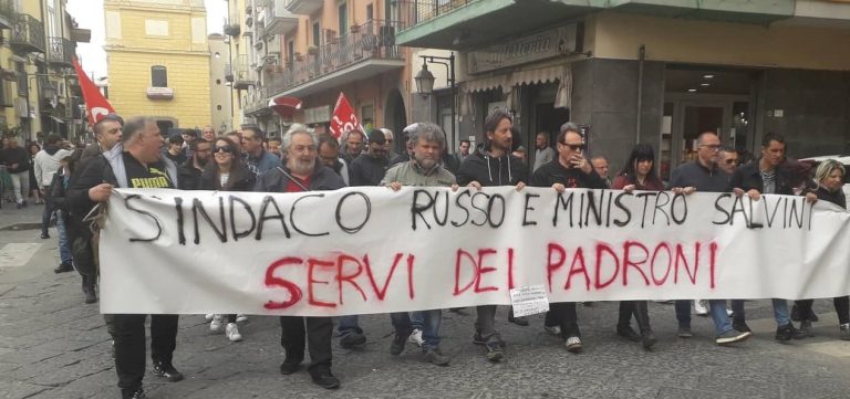 Sala vietata ai licenziati Fiat: insulti al sindaco di Pomigliano. Moni Ovadia nel corteo