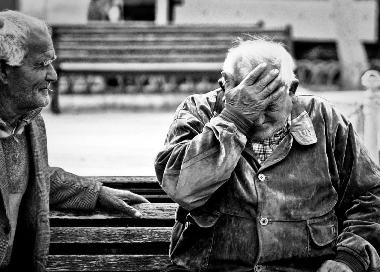 Il nonno non ce la fa con poche centinaia di euro al mese e scende in piazza