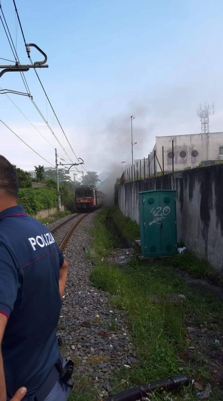 Ottaviano, scoppia un incendio in un vagone della Circumvesuviana: paura fra i passeggeri
