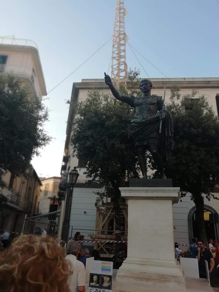 A Nola il restauro della statua di Ottaviano Augusto: nuovo look per il monumento in piazza Duomo