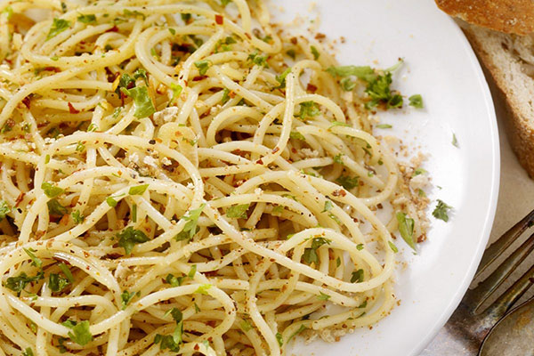 Un piatto di “spaghetti alla carrettiera del Vesuvio”, e “Pepp’ ‘o sciulio”, che era diventato leghista, si pente e grida: “io so’ terrone..”