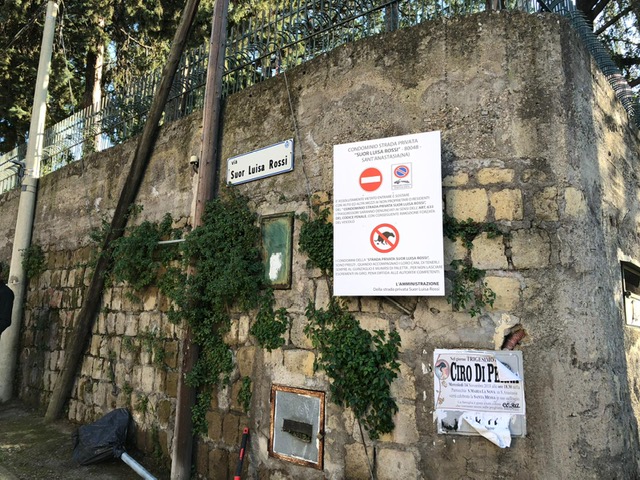 Sant’Anastasia, «sul piede di guerra» gli abitanti di via Suor Luisa Rossi per la mancata raccolta dei rifiuti: “Ritorsioni”?