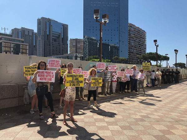 Terzigno, protesta dei residenti a rischio sgombero davanti alla sede del Consiglio Regionale