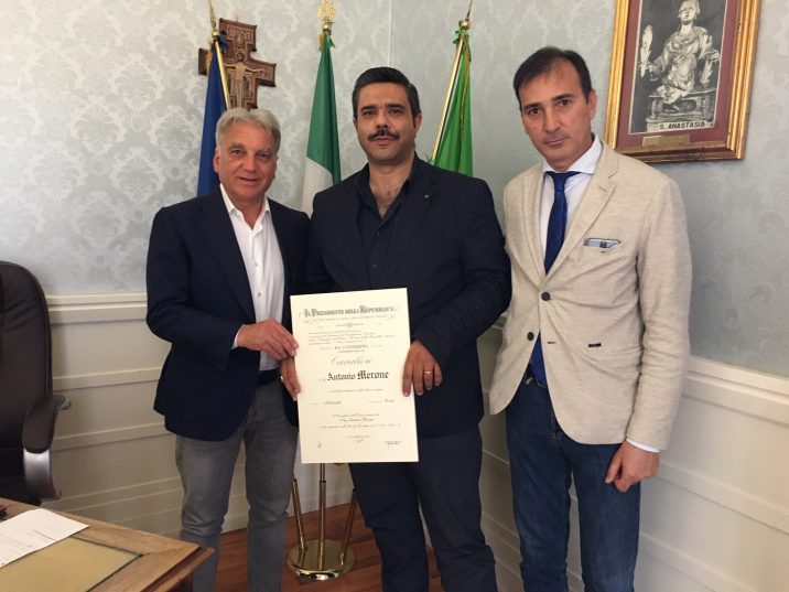Sant’Anastasia, il sindaco riceve al comune il neo Cavaliere al merito della Repubblica