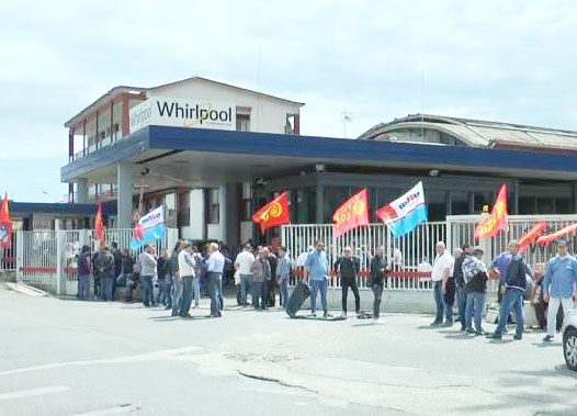 Napoli, il cardinale Sepe accanto agli operai della Whirlpool