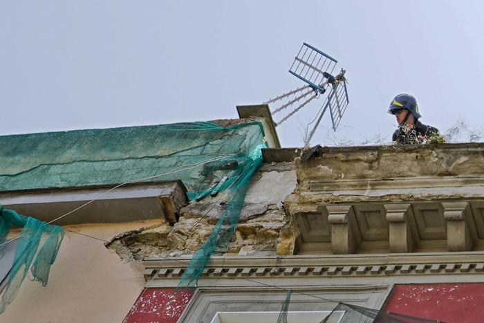 Tragedia a Napoli, crolla un cornicione: morto un commerciante