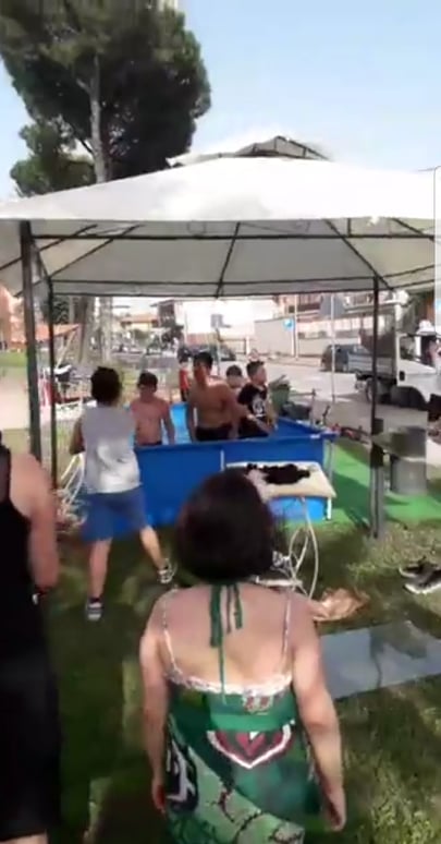 Acerra, i senzatutto realizzano un’area per i bambini nel rione abbandonato. Ma il Comune manda la polizia. Tensioni (foto) 
