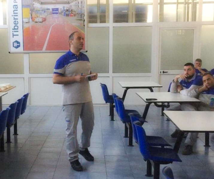 Il direttore Liccardo mentre parla agli operai Tiberina Pomigliano