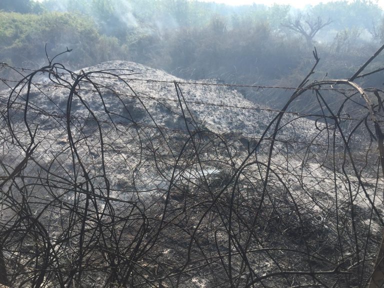 Il mostro di Calabricito brucia. Sequestrata la maxi discarica di Acerra. Ma ci sono fumarole continue