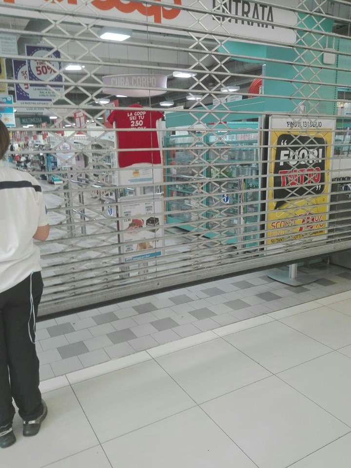 Coop via da Napoli: stamane lavoratori in lotta con azienda e polizia. Ma alle 14 l’iper di Afragola ha chiuso per sciopero