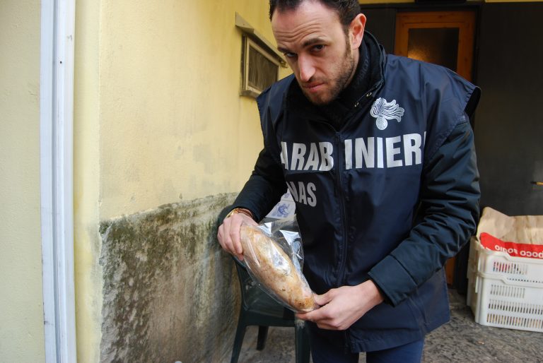 Carenze igieniche e cibi non in regola: chiusure e sequestri dei NAS a Somma Vesuviana, Giugliano, Ercolano e Procida