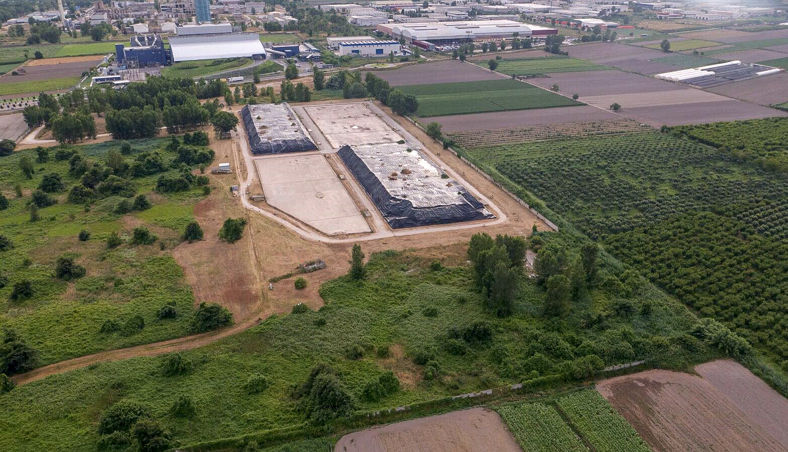 L'impianto di stoccaggio del Pantano, ad Acerra, foto scattata da un drone ieri