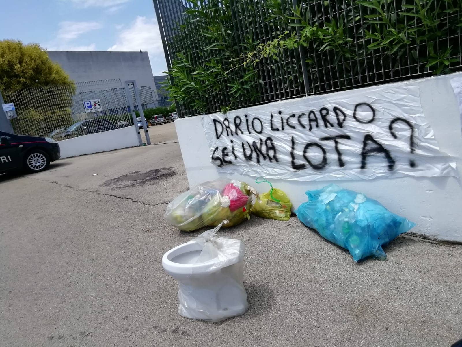 tiberina, buste di rifiuti e un wc per il direttore