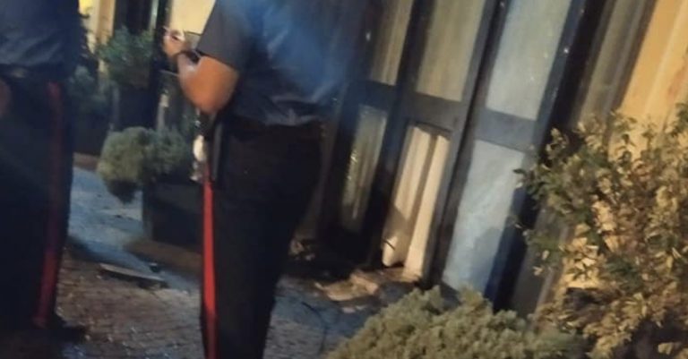Cercola, esplosione al Bingo: bombe distruggono gabbiotto del vigilante